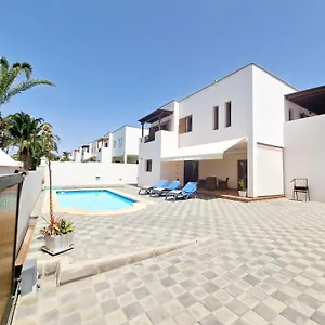  Villa Caletas